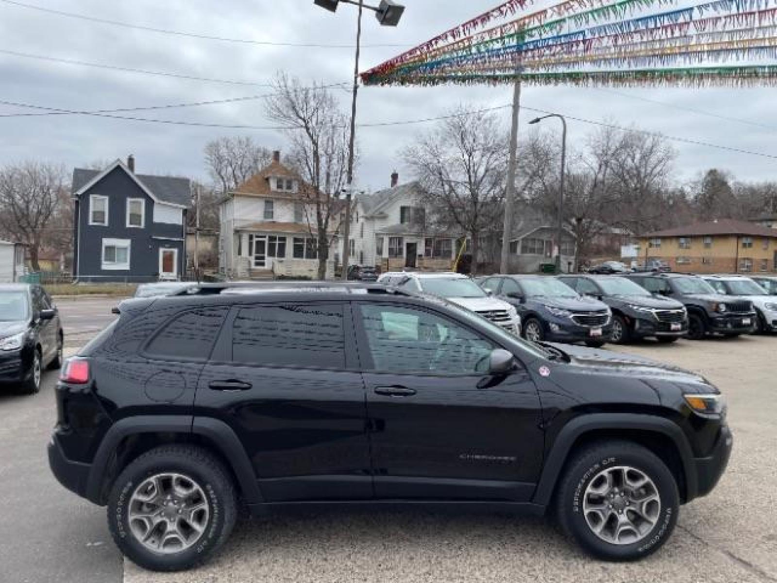 2020 Diamond Black Crystal Pearl Coat Jeep Cherokee Trailhawk 4WD (1C4PJMBN0LD) with an 2.0L L4 DOHC 16V TURBO engine, 9-Speed Automatic transmission, located at 745 S Robert St, St. Paul, MN, 55107, (651) 222-2991, 44.923389, -93.081215 - Photo #5